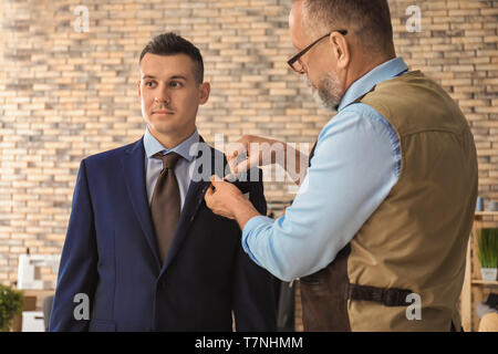 Seamster abito di sartoria per client in atelier Foto Stock