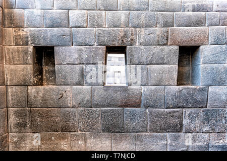 Rovine del tempio dedicato al dio del sole nel complesso di Koricancha dell impero Inca situato presso il convento di Santo Domingo nella città di Cusco, Perù. Foto Stock