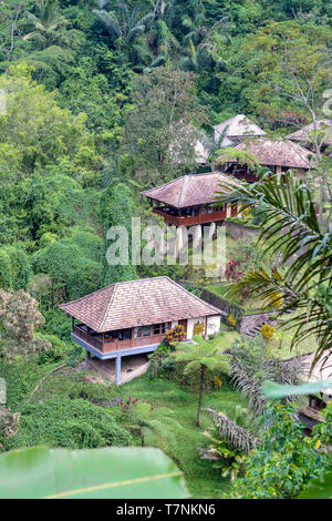Il tradizionale design Balinese case con vista panoramica a jungle, foresta pluviale tropicale e le montagne, Ubud, isola di Bali, Indonesia, che istituisce shot Foto Stock