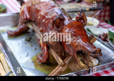 Arrosto di maiale sul barbecue tradizionale. Maiale alla griglia sul mercato di Bali, Indonesia, close up Foto Stock