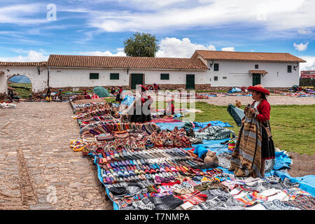 Chinchero, Perù - Aprile 4, 2019: situato nella centrale Plaza di fronte alla chiesa di Chinchero, Perù. Donna locale vendita tradizionale Peruviano handicra Foto Stock