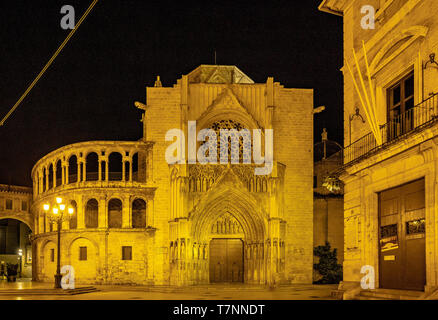 Piazza della Vergine Santa Maria con il Duomo, Valencia, Spagna. Foto Stock