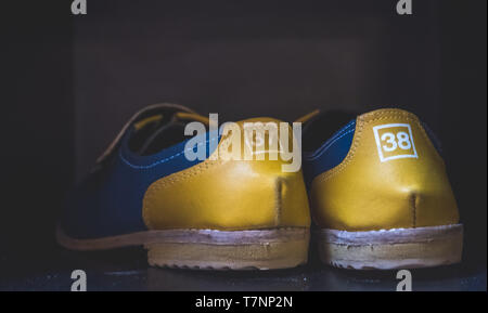 Scarpe da bowling su un ripiano in un centro di bowling a Amsterdam, Paesi Bassi Foto Stock