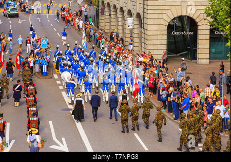 Zurigo, Svizzera - 1 Agosto 2016: i partecipanti della sfilata dedicata alla Festa Nazionale svizzera passando lungo Uraniastrasse Street nella città di Z Foto Stock
