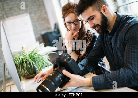 Due giovani designer che lavorano in ufficio moderno Foto Stock