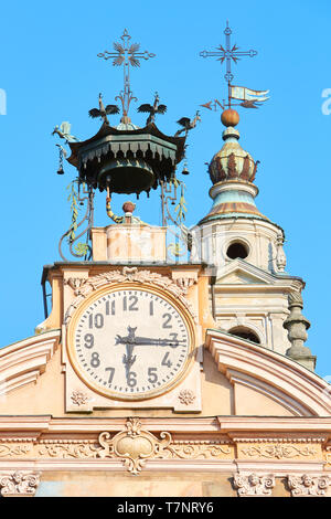 Mondovì, Italia - 15 agosto 2016: San Pietro e Paolo orologio della chiesa e il campanile a torre con Automa, la luce del sole e cielo blu chiaro a Mondovì, Italia. Foto Stock