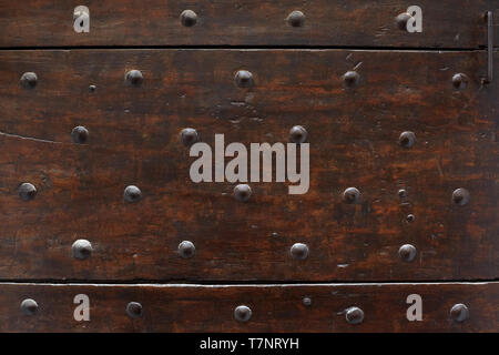 Vecchia porta di legno con chiodi sfondo texture Foto Stock