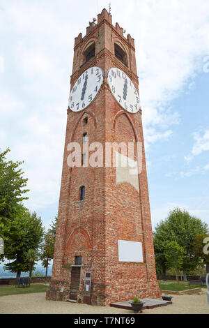 Mondovì, Italia - 18 agosto 2016: Belvedere antica torre dell'orologio e il giardino in un giorno di estate a Mondovì, Italia. Foto Stock