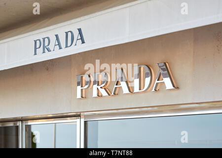 MONTE CARLO, Monaco - Agosto 19, 2016: Prada fashion store di lusso argento illuminato in segno di Monte Carlo, Monaco. Foto Stock