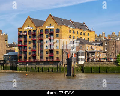 LONDRA, Regno Unito - 04 LUGLIO 2018: Il Captain Kidd Pub accanto al St John's Wharf a Wapping visto dal Tamigi Foto Stock