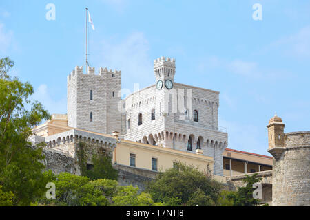 MONTE CARLO, Monaco - Agosto 20, 2016: Monte Carlo rocca del castello in una soleggiata giornata estiva, cielo blu nel Principato di Monaco. Foto Stock