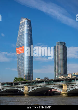 LONDRA, UK - 03 LUGLIO 2018: L'edificio One Blackfriars Tower e la St George Wharf Tower visto dal Tamigi Foto Stock