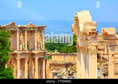 Libreria di Celso e le antiche rovine di close-up vista dettagli in Efeso, Efes, Turchia Foto Stock
