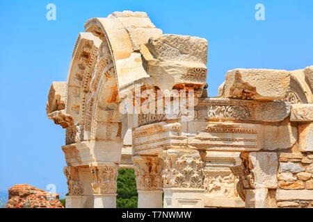 Tempio di Adriano le antiche rovine di close-up vista dettagli in Efeso, Efes, Turchia Foto Stock