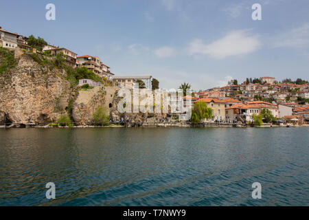 Guarda l'antica e pittoresca cittadina di Ohrid dal lago con lo stesso nome. Foto Stock