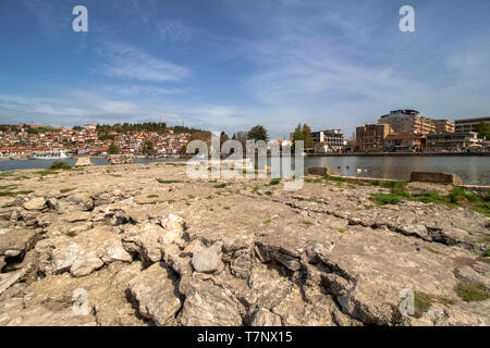 Una vista della antica città pittoresca di Ohrid da uno dei laghetti di pietra del lago di Ohrid. Foto Stock