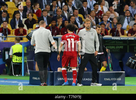 Sostituzione di Mohamed Salah (Liverpool) dopo che egli era stato ferito da Sergio Ramos (Real Madrid) durante la finale di UEFA Champions League 2018 Foto Stock