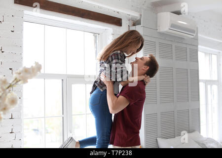 Felice coppia giovane dancing at home Foto Stock