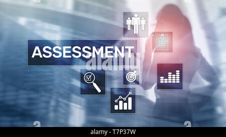 La valutazione della verifica misura Analisi Analisi di Business e Tecnologia concetto su sfondo sfocato Foto Stock