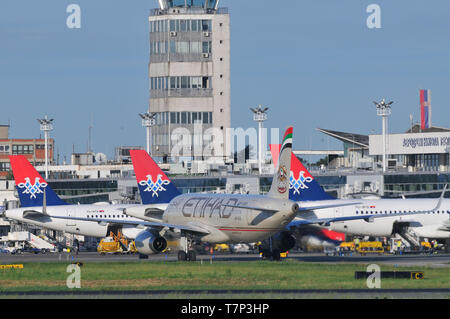 Air Serbia e Etihad Airways Airbus A319 e A320 a VINCI Belgrade Nikola Tesla aeroporto internazionale Foto Stock