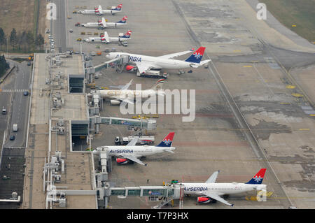 Air Serbia e Etihad Airways Airbus A319 A320 A330 e ATR 72 passeggeri nel piazzale DELL'aeroporto DI BELGRADO VINCI, vista aerea Foto Stock