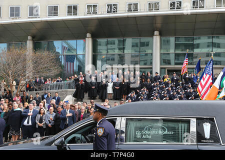 Queens, a New York, Stati Uniti d'America. 07 Maggio, 2019. Si sono svolti i funerali del Queens County's più longevo Avvocatura Distrettuale, Richard Brown, deceduto dopo un lungo periodo di declino fisico derivante dal morbo di Parkinson. Dopo un incontro presso i tribunali penali edificio sul Queens Boulevard, una processione ha portato alla riforma tempio di Forest Hills, dove luminari provenienti da tutta l'area di New York è venuto a dire addio. Credito: Andy Katz/Pacific Press/Alamy Live News Foto Stock