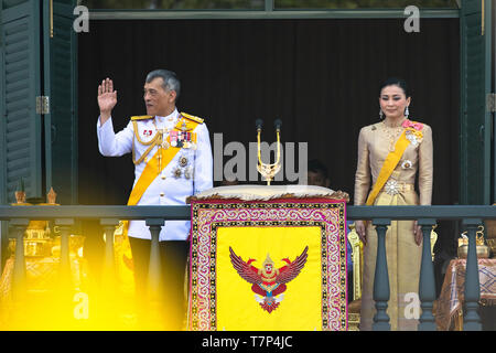 Thailandia. 06 Maggio, 2019. Thailandia il recentemente incoronato re Maha Vajiralongkorn e Regina Suthida sono visti al balcone di Suddhaisavarya Prasad Hall presso il Grand Palace dove Re concede a un pubblico di ricevere la buona volontà della gente Credito: Seksan Roj/Pacific Press/Alamy Live News Foto Stock