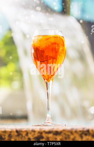 Bicchiere di aperol spritz e negroni cocktail sul bordo in pietra della  piscina con cascata sullo sfondo. Vacanza di Lusso concetto. Close up Foto  stock - Alamy