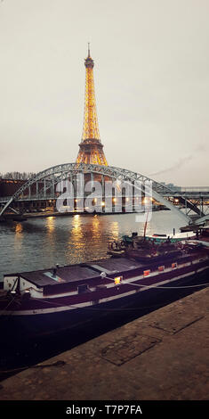 Paris 7ᵉ arrondissement. La torre Eiffel e passerelle Debilly al tramonto e il fiume Senna, Francia Foto Stock