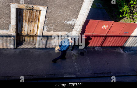 Il vecchio uomo che cammina in una strada, vista da sopra, Francia Foto Stock