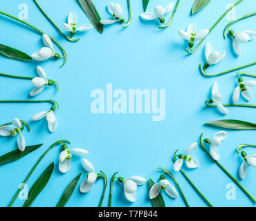 Piano di composizione dei laici con snowdrop fiori sul colore di sfondo, spazio per il testo Foto Stock