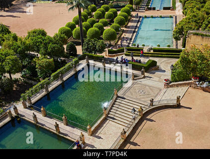 Vista in elevazione delle piscine e dei giardini di "Alcazar de los Reyes Cristianos' in Cordoba Foto Stock