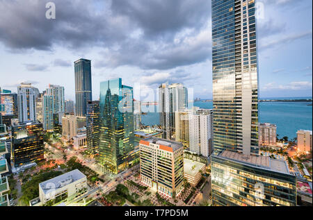 Notte sorprendenti skyline del centro di Miami. Ampio angolo di visione di città di grattacieli in una mattina nuvoloso. Foto Stock