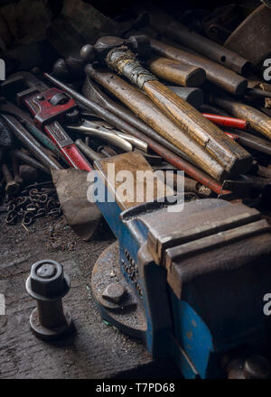 Una morsa da banco e un assortimento di vecchi attrezzi su un banco in un treno ingegneri workshop, il Museo Minerario, Lake District, REGNO UNITO Foto Stock