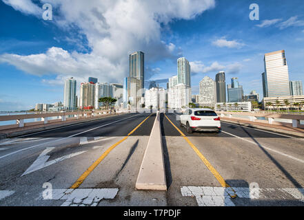 Strada per il centro cittadino di Miami da Brickell Key Drive Foto Stock