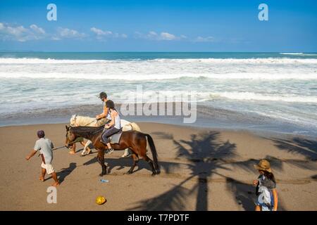 Indonesia, Bali, Sud, Canggu, a cavallo sulla spiaggia Foto Stock