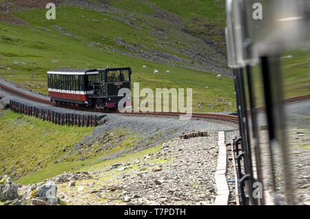 Riunione dei treni sulla carreggiata stretta Mt Snowdon ferrovia in Snowdonia, Galles Foto Stock