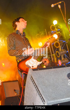 Jonathan Donahue eseguendo in Mercury Rev al Festival della lettura 2001, Reading, in Inghilterra, Regno Unito. Foto Stock