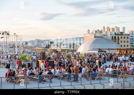 Francia, Bouches du Rhone, Marsiglia, la Friche de la Belle de Mai, il tetto terrazza aperta in estate durante i fine settimana Foto Stock