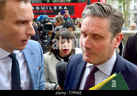 Sir Keir Stramer MP (Lab: Holborn and St Pancras), allora segretario della Brexit Shadow, ha intervistato al di fuori del Gabinetto prima di parlare con il governo Foto Stock