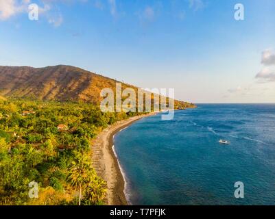 Indonesia, East Bali, Amlapura, Amed Costa, Banyuning Beach, pescatori tornare in Prahu (vista aerea) Foto Stock