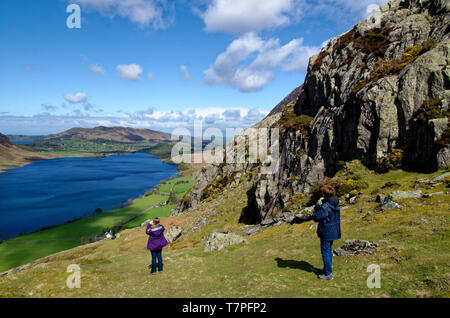 Vista su acqua Crummock scendendo da Rannerdale Knotts nel distretto del Lago Foto Stock