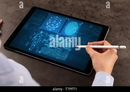 Business donna di analisi e di controllo delle impronte digitali sul tablet Foto Stock