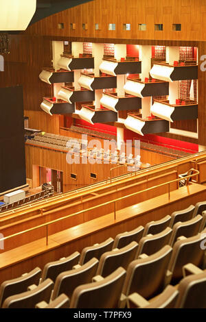 Interno del Royal Festival Hall auditorium, Londra, a seguito della ristrutturazione del 2007. Mostra il famoso cemento armato di scatole. Foto Stock