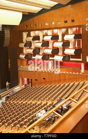 Interno del Royal Festival Hall auditorium, Londra, a seguito della ristrutturazione del 2007. Mostra il famoso cemento armato di scatole. Foto Stock