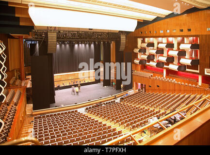 Interno del Royal Festival Hall auditorium, Londra, a seguito della ristrutturazione del 2007. Stadio configurato per la fiction di produzione. Foto Stock