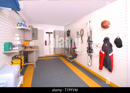 Un garage interno equipaggiato con il sistema di storage basato su -  ,incorporante scaffali, armadi, banco di lavoro e la scaffalatura Foto stock  - Alamy