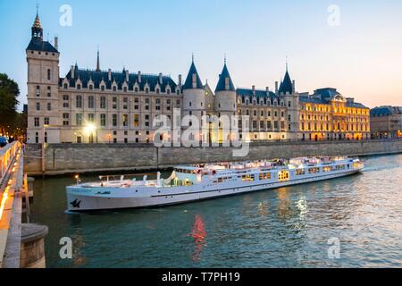 Francia, Parigi, le rive della Senna classificati dall'UNESCO, fiume nave da crociera di fronte la Conciergerie Foto Stock