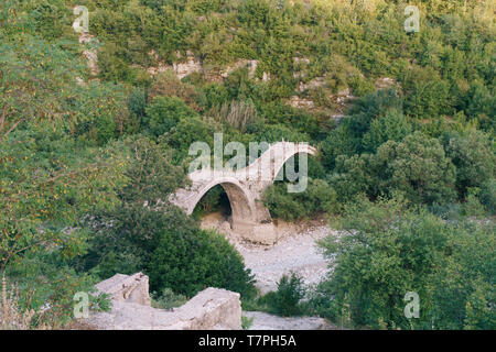 Il ponte di pietra conosciuta come 'Kalogeriko' o 'Plakidas' bridge, vicino al villaggio di Kipoi, Zagori, Grecia. Foto Stock