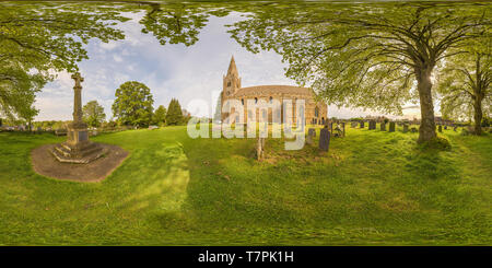 Visualizzazione panoramica a 360 gradi di Il lato sud del sassone medievale chiesa, risalente al 680 D.C. a Brixworth, Inghilterra, su una soleggiata giornata di primavera.